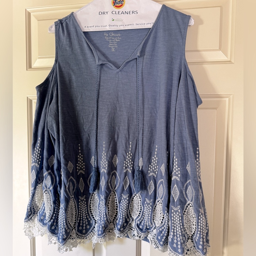 Chicos Cold shoulder blouse blue w white patterns sz 2 (12-14)